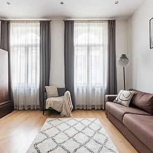 Place Of Grace - 50 Meters From Dancing House Appartamento